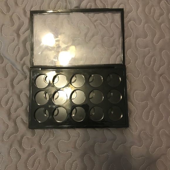 M•A•C Palette - Picture 2 of 3